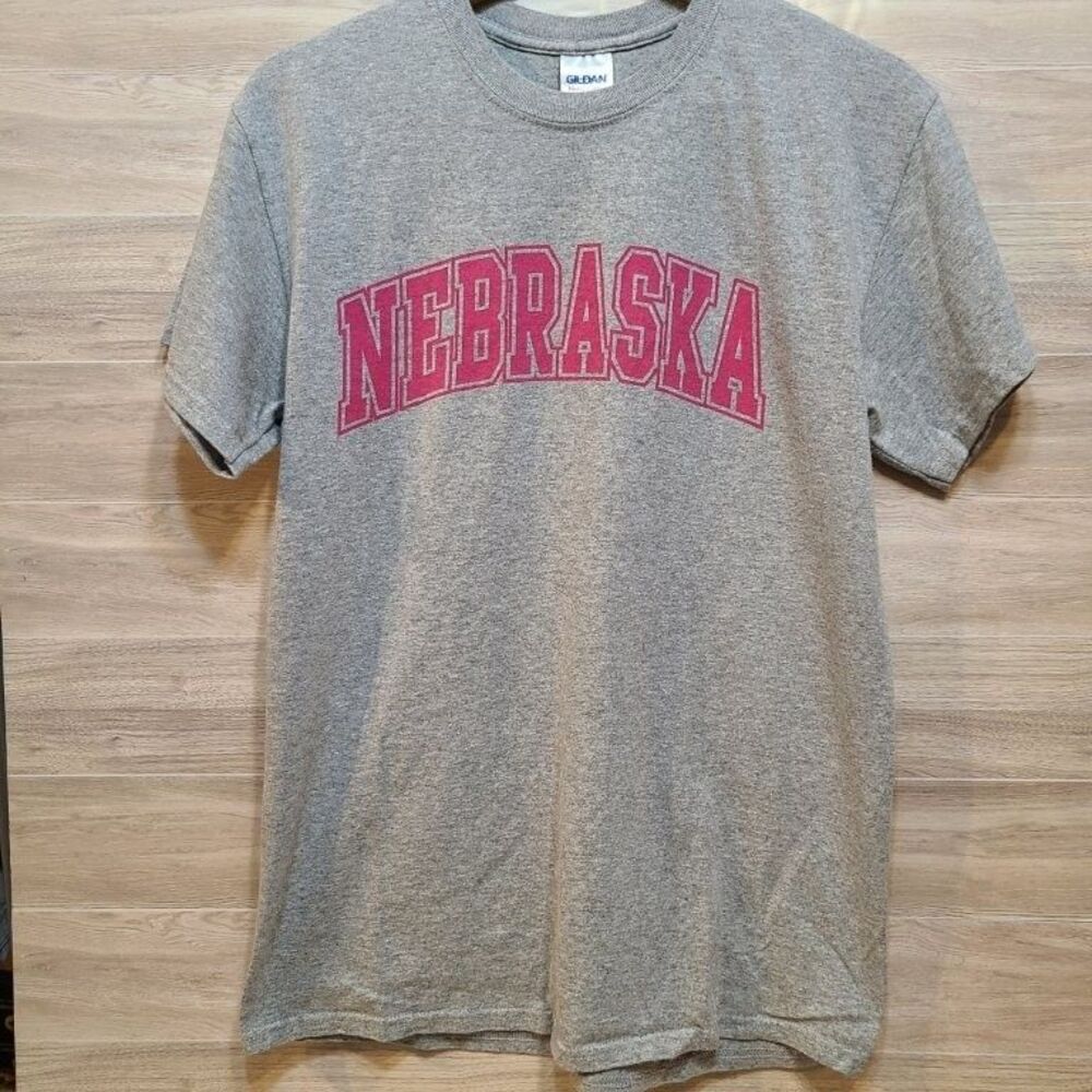 Gildan Heavy Cotton Nebraska T Shirt Mens Medium Pink Grey Short Sleeve Graphic